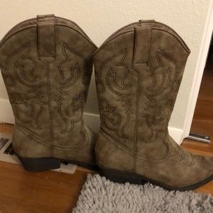 Women’s cowgirl boots